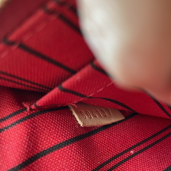 Authentic 💯! Louis Vuitton MM pouch - Picture 7 of 12